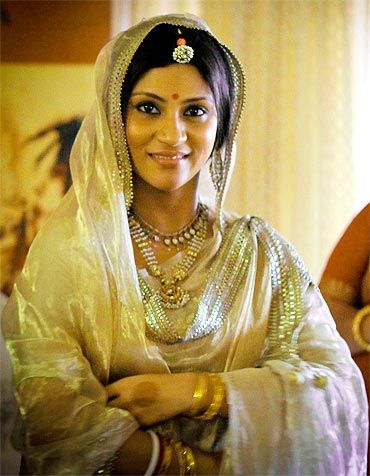 Konkona Sen Sharma wearing her grandmother's jewelry for her wedding.